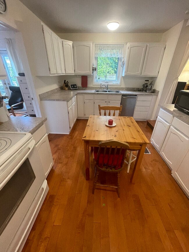 Photo - 2 Bedroom Single Family Home in Dundas