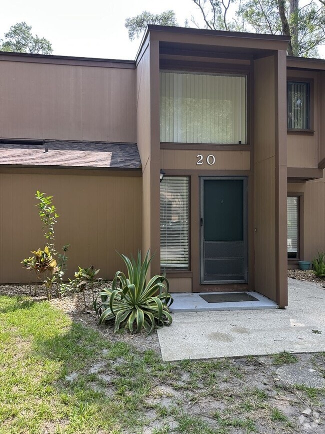 Building Photo - Lovely 2 Bedroom 2 Full bath Condo in the ...