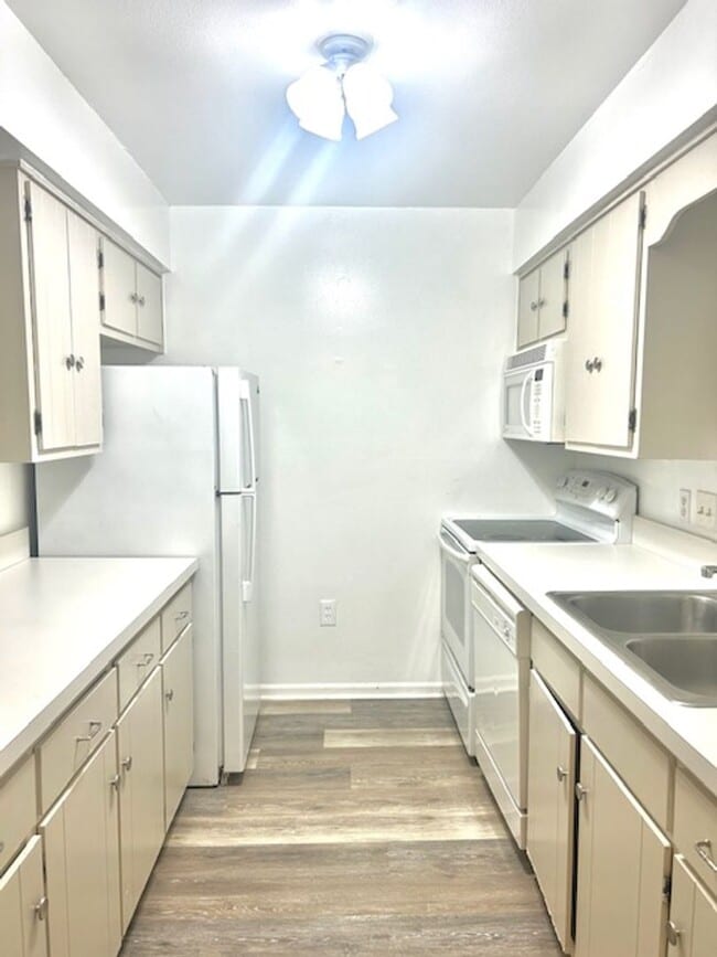 Photo - 1/1 WITH BALCONY - CLOSE TO SHOPPING/COLLEGES/BEACHES