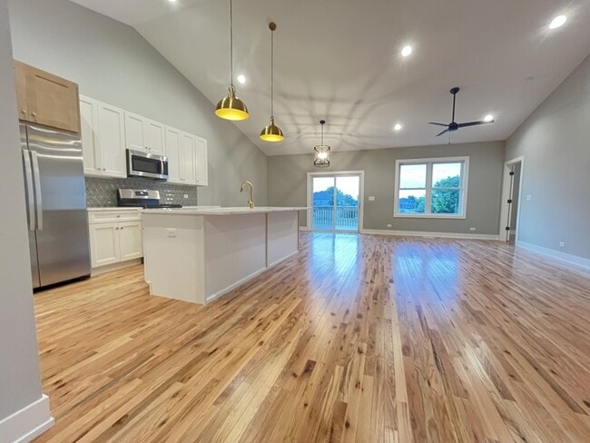Photo - 974 Meadow Ln