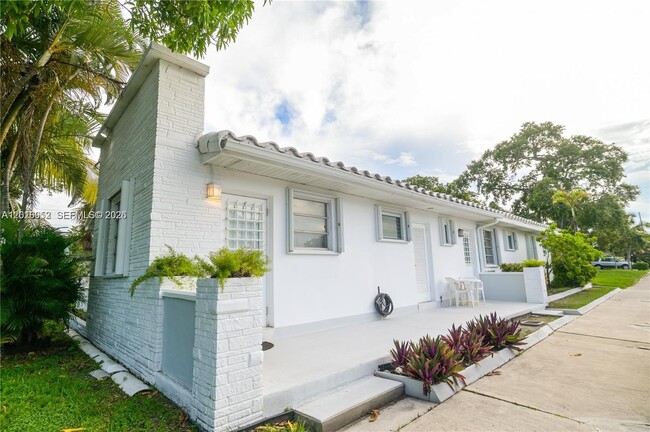Building Photo - 1716 N 16th Ct Unit 1