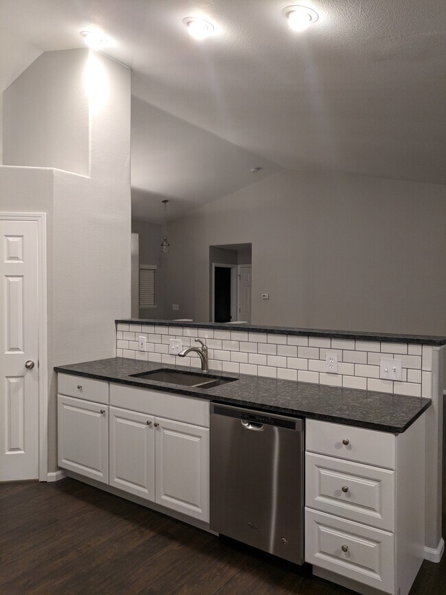 Photo - 1913 Crestview Dr