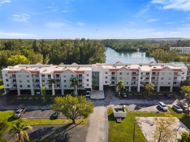 Building Photo - 8240 SW 210th St Unit 302