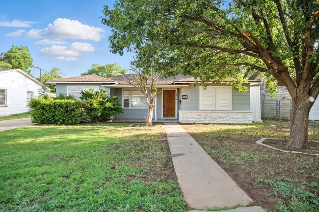 Building Photo - Cozy 2-Bedroom Home with Detached Garage Available for Summer 2026 Pre-Lease