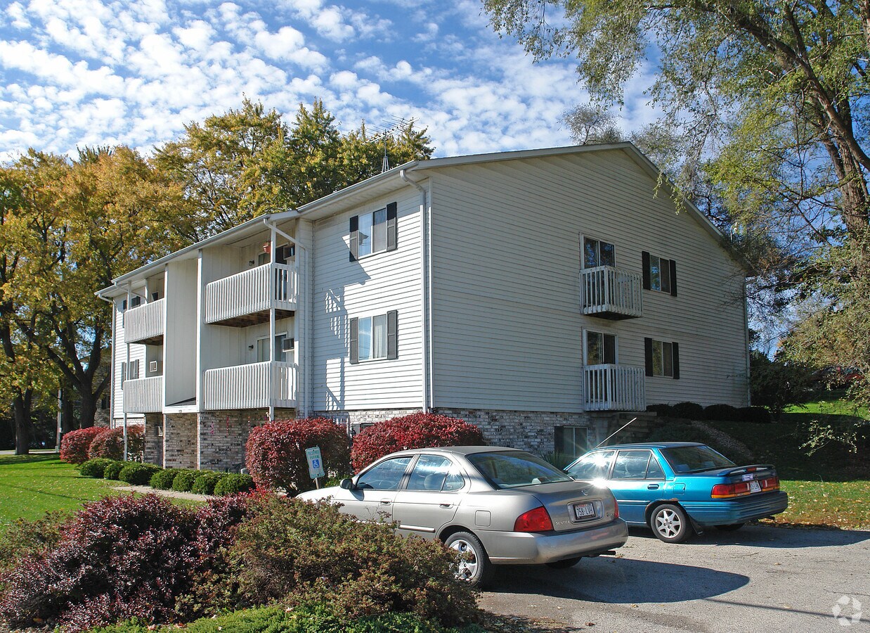 Echo Lake Apartments - Echo Lake Apartments