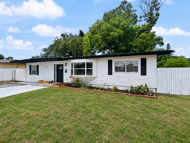Building Photo - SECTION 8 ACCEPTED! Spacious Updated Home in St. Petersburg with a Large Backyard - 4bed | 2bed