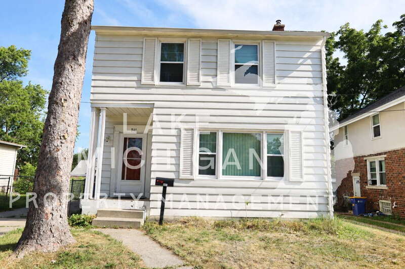 Photo - 841 Capen St NE