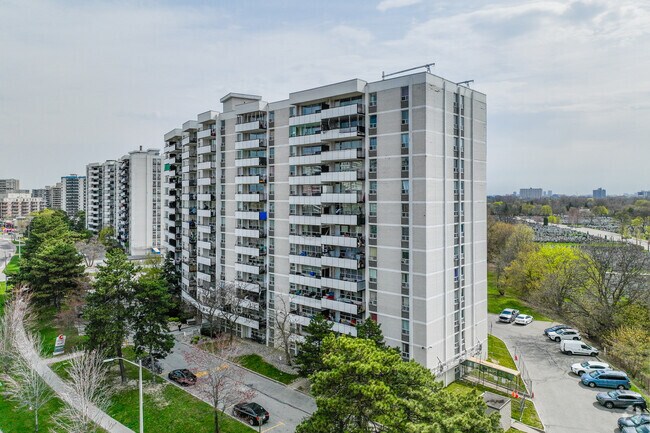 Photo - 6161 Bathurst St