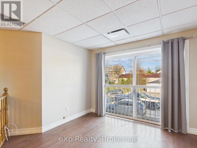 Photo - 807 Queen St