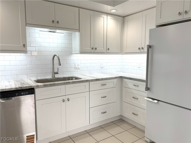 Building Photo - 3923 SE 11th Ave Unit 304