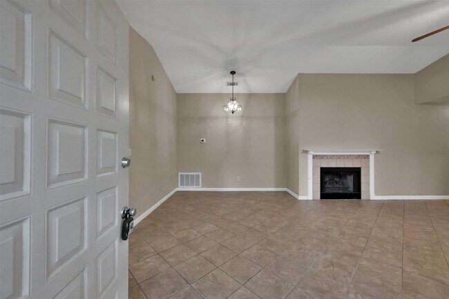Photo - 93 W High Oaks Cir