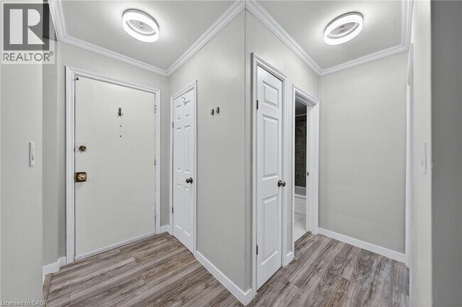 Photo - 237 Mohawk Rd E Unité 7