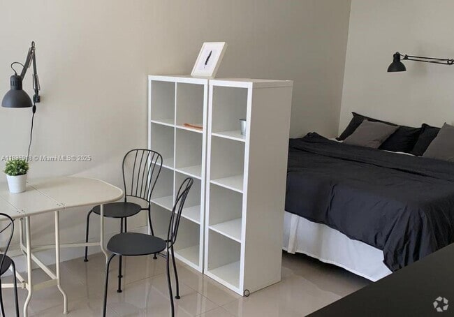 Building Photo - 6410 NW 105th Pl Unit Studio Rental