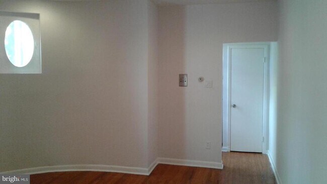 Building Photo - 923 Spruce St Unit 2R