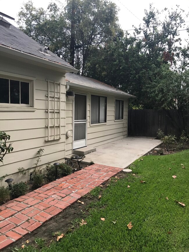 Building Photo - 5332 Norwich Ave