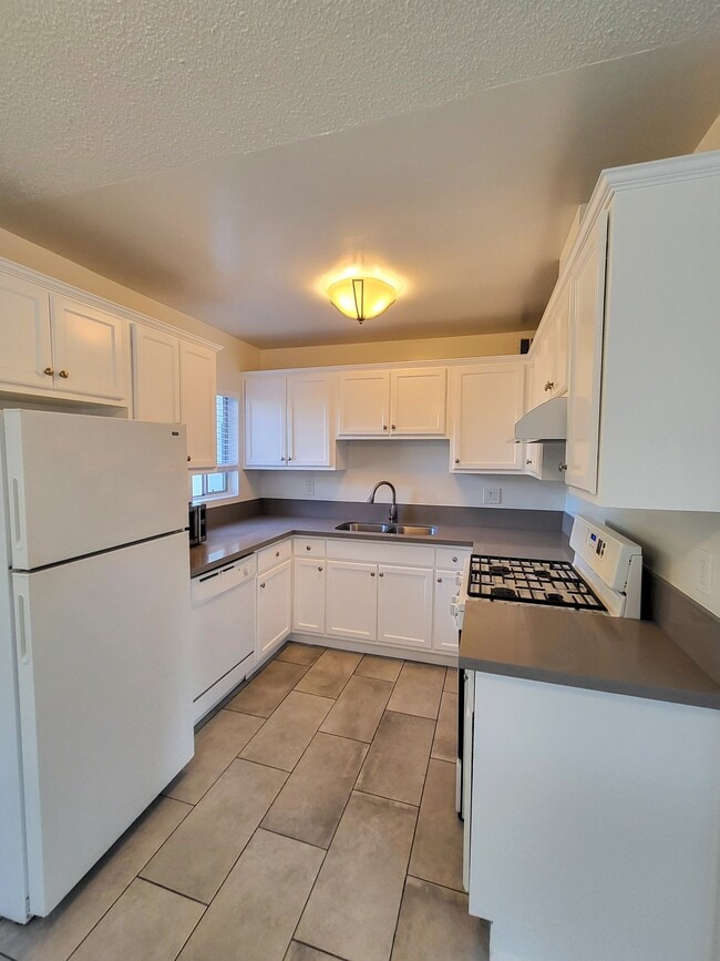 Kitchen 1 - 1 - 802 Edgewood St