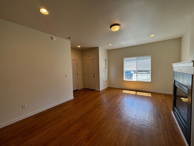 Photo - 3 Bed 2.5 Bath Lynden Townhome Unit A