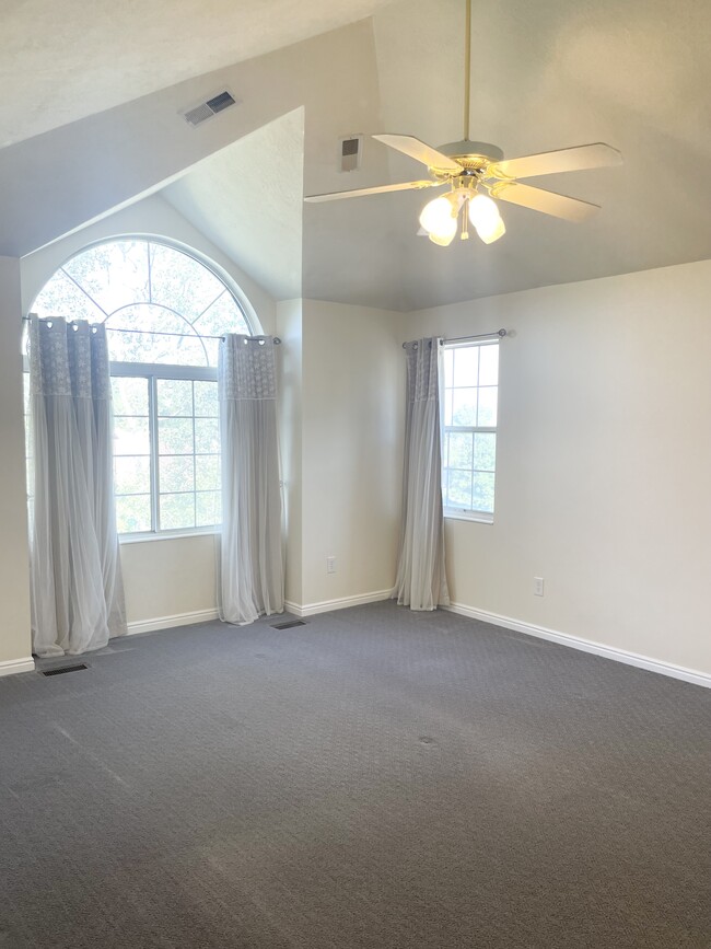 Portada de perfil móvil - 562 Pheasant Way Unidad #2