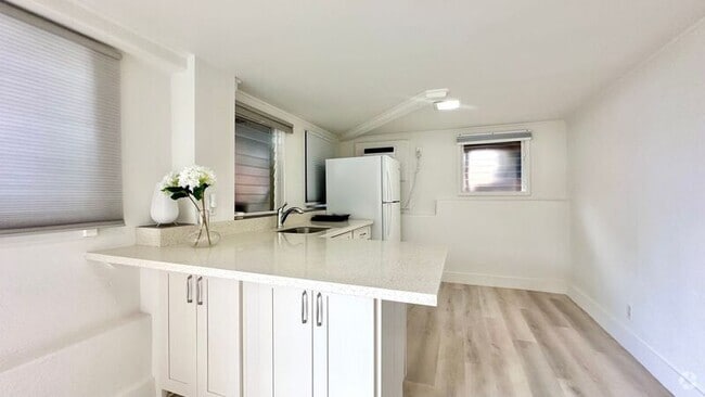 Building Photo - 4559 Sierra Dr Unit Apt. B (studio)