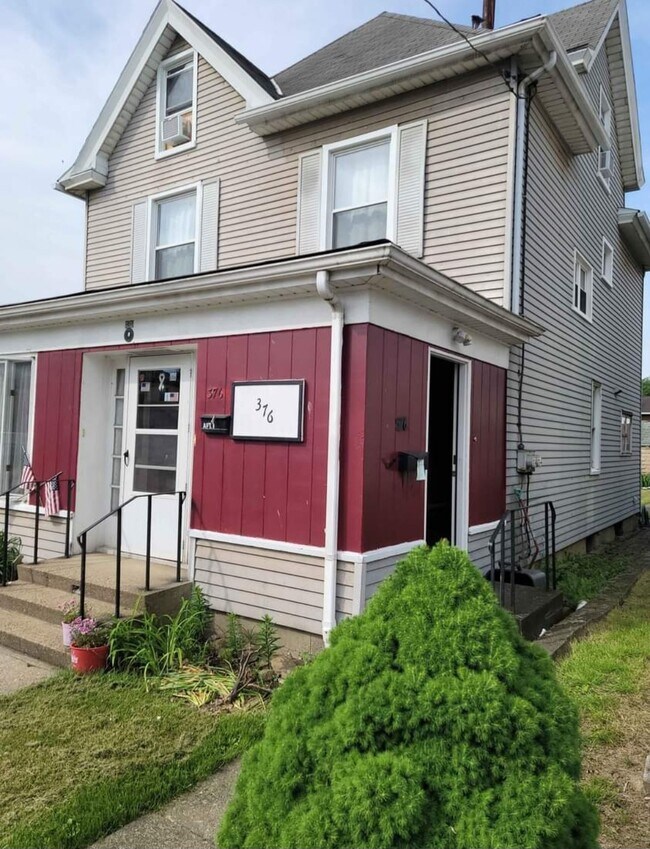 Private entrance on right. - 376 Vermont Ave Unit 2