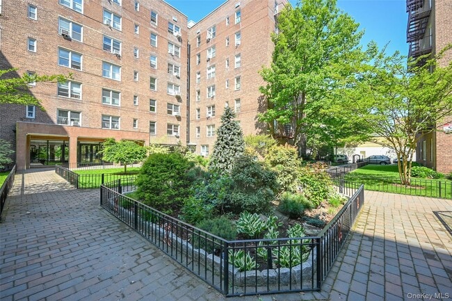 Building Photo - 105-25 65th Ave Unit 4F