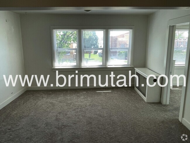 Building Photo - 684 W Center St Rental