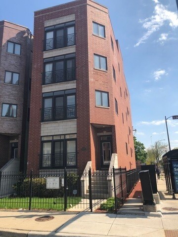Building Photo - 2355 W Harrison St Unit GDN