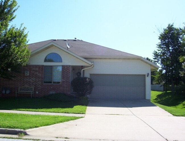 Building Photo - Spacious 2 bedroom duplex in great neighborhood!