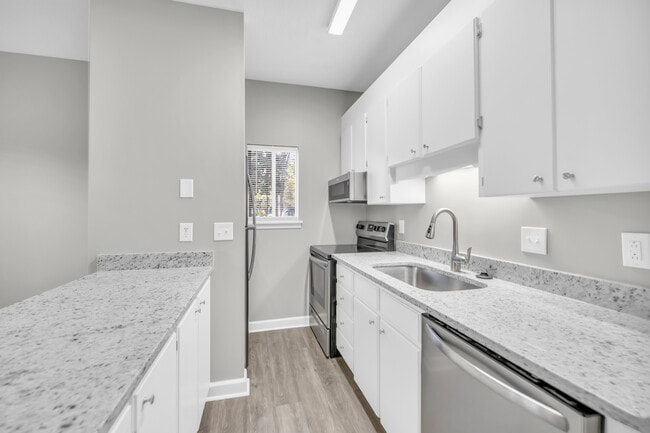 Kitchen - Lander Place Apartments- 611 Highland Park Dr