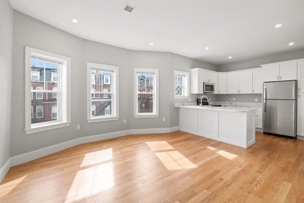 10 Eastman St
