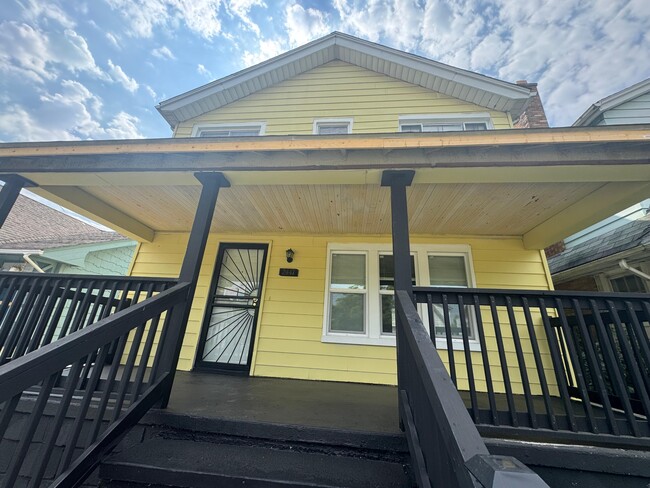 Photo - 2447 Leslie St