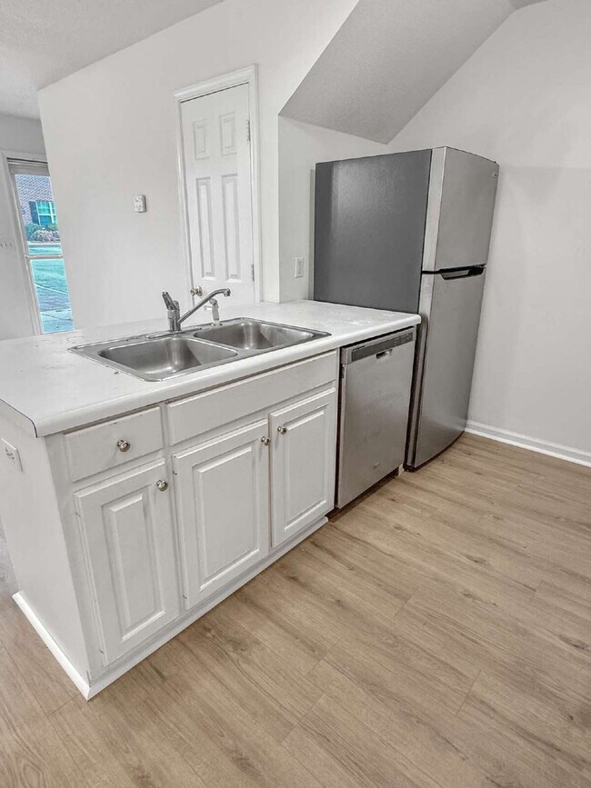 Photo - Beautiful End-Unit Townhome Available Immediately