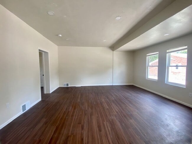 Photo - 1172 E Walnut St