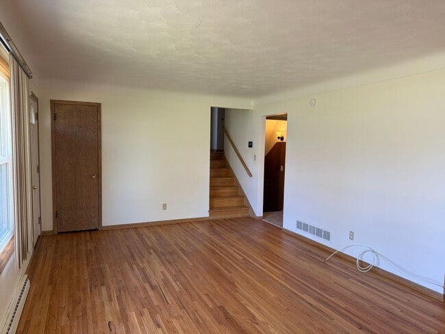 Photo - Comfortable, Updated Home in the Heart of Roseville. Avail NOW. *In-Unit Laundry*