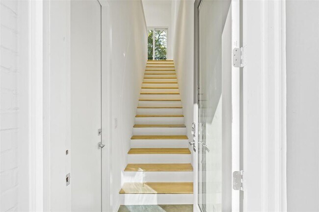 Photo - 6012 Hudson St