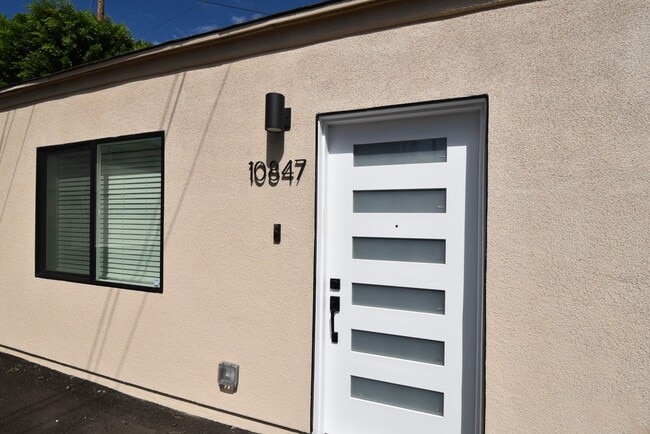 Building Photo - 10839 Moorpark St Rental