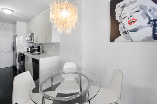 Building Photo - 100 Lincoln Rd Unit 1418