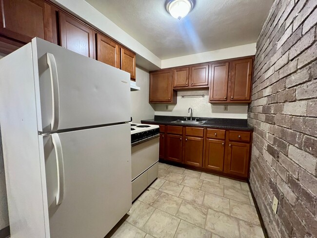 Building Photo - Cozy One Bedroom Apartment! Exposed Brick throughout & Laundry On-Site! Call Today! Unit 304