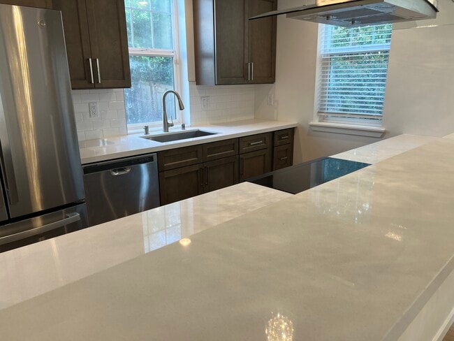 Building Photo - 5621 Fauntleroy Way SW Unit C