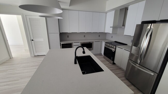 Building Photo - 2431 NE 187th St Unit B2