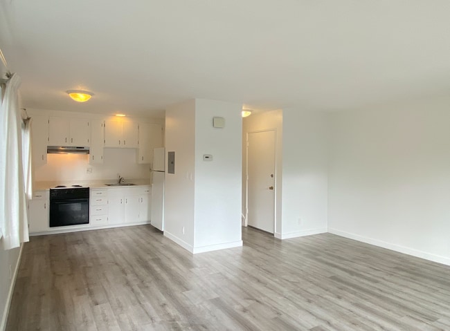 Building Photo - HUGE Stunning Remodeled 1BR/1BA Flat! Parking! -PROGRESSIVE Unit A