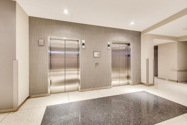 Photo - 700 N Larrabee St