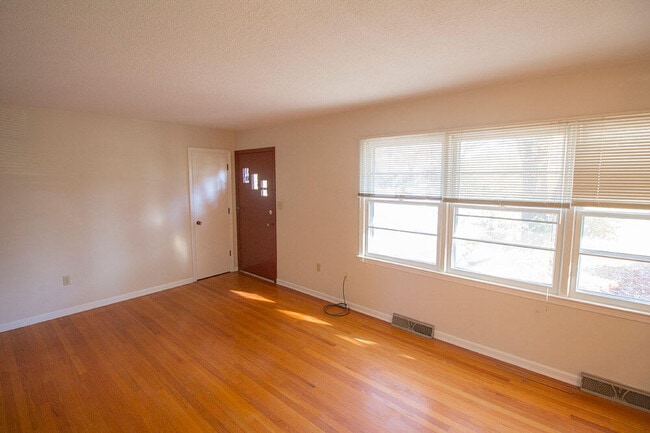 Photo - 1207 White Oak Ln