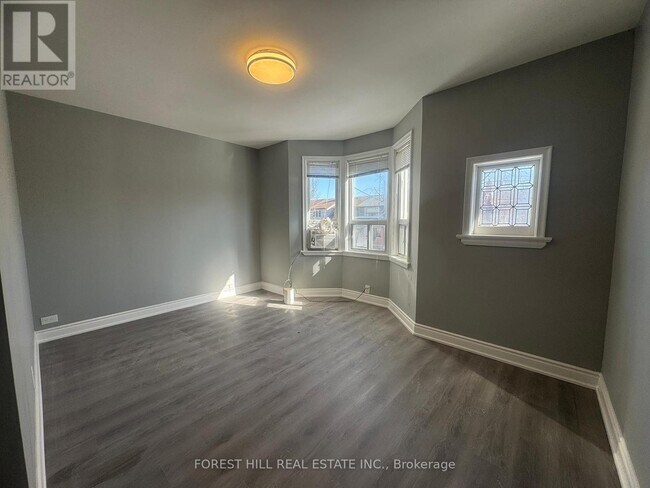 Photo - 32 Earlscourt Ave