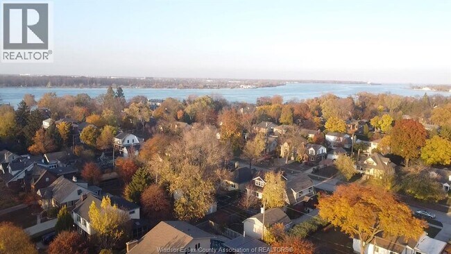 Photo - 5858 Wyandotte St E