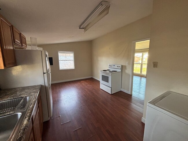 Photo - 509 W K St