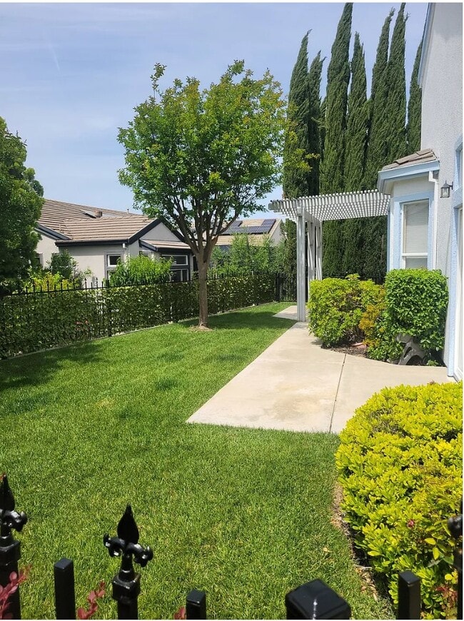 Photo - 723 Deerfield Way