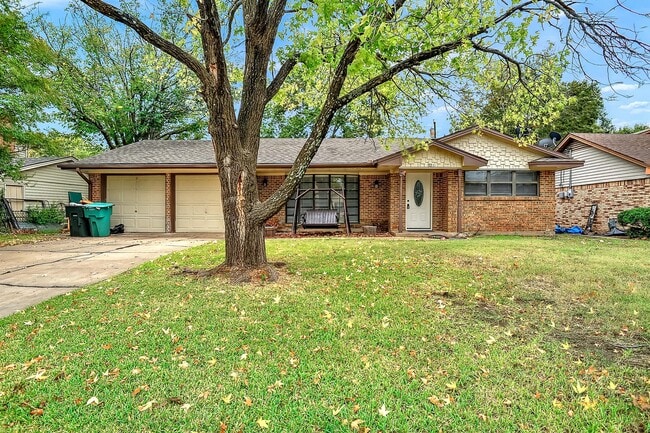 Building Photo - 921 Holiday Dr