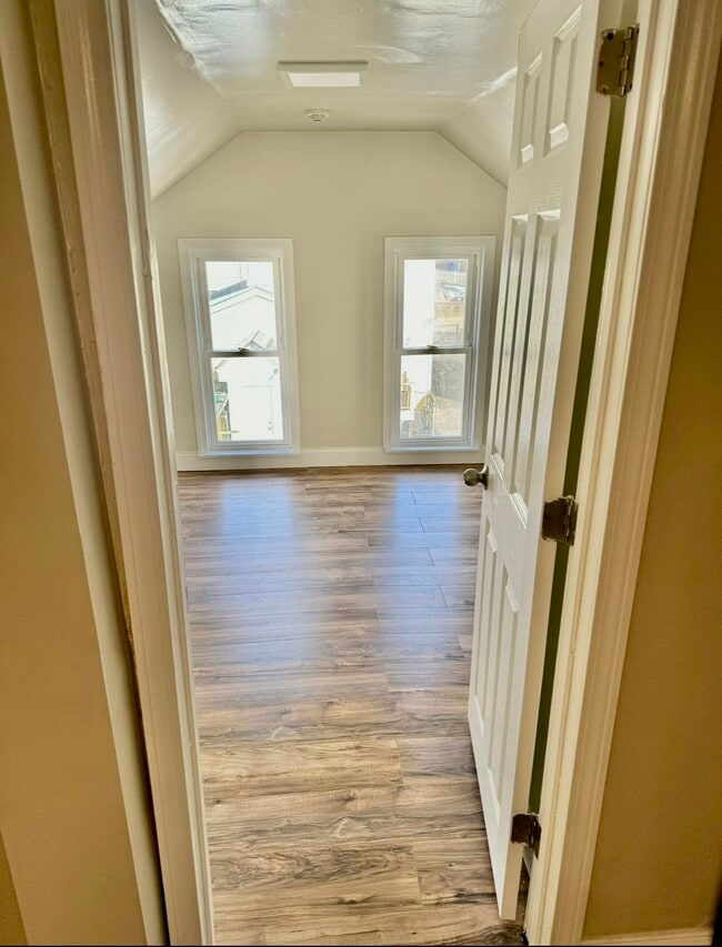 Se requiere referencia. Primer mes de pago y depósito de seguridad. - 15 Monticello St Unidad B