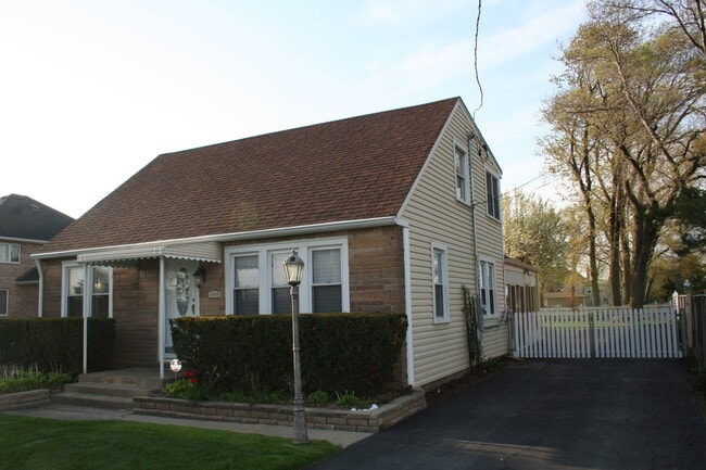 Building Photo - 1000 E Touhy Ave